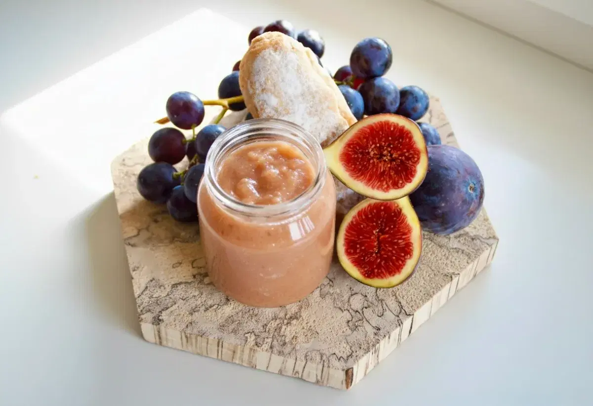 Compote figue raisin et biscuit à la cuillère pour bébé