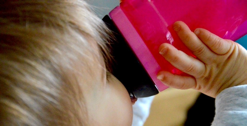 Bébé qui boit avec la tasse à bec Explora de Tommee Tippee