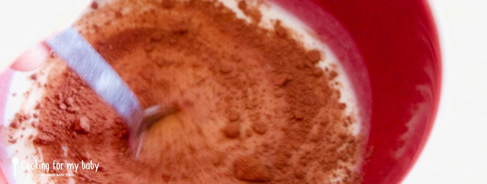 Mélanger cacao dans pâte à gaufre pour bébé