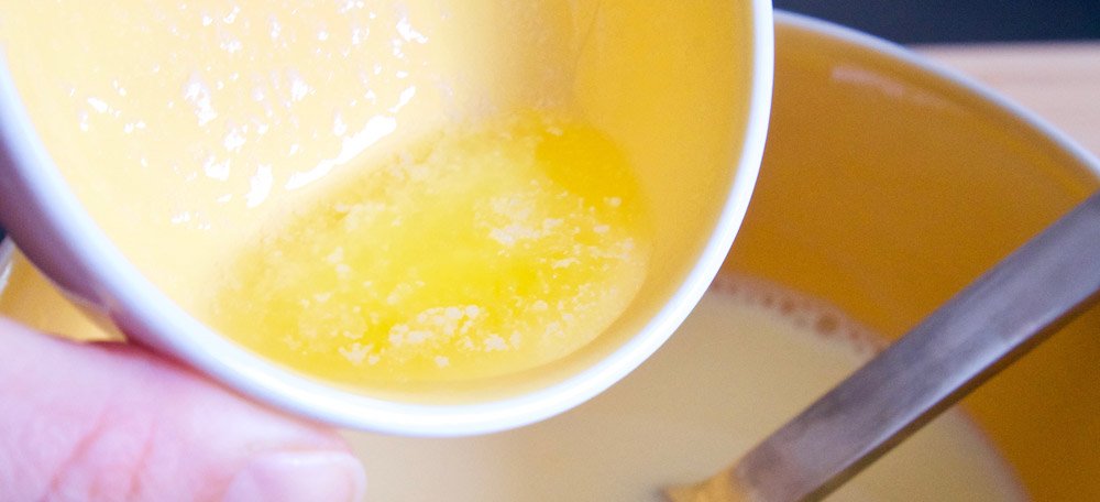 Verser beurre fondu ou huile dans la pâte à gaufre pour bébé
