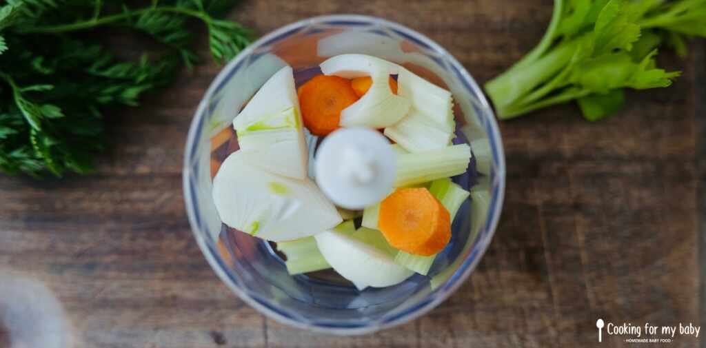Mixer les légumes pour la bolognaise de bébé