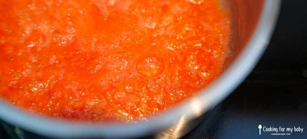 Réduction de tomates pour le ketchup de bébé