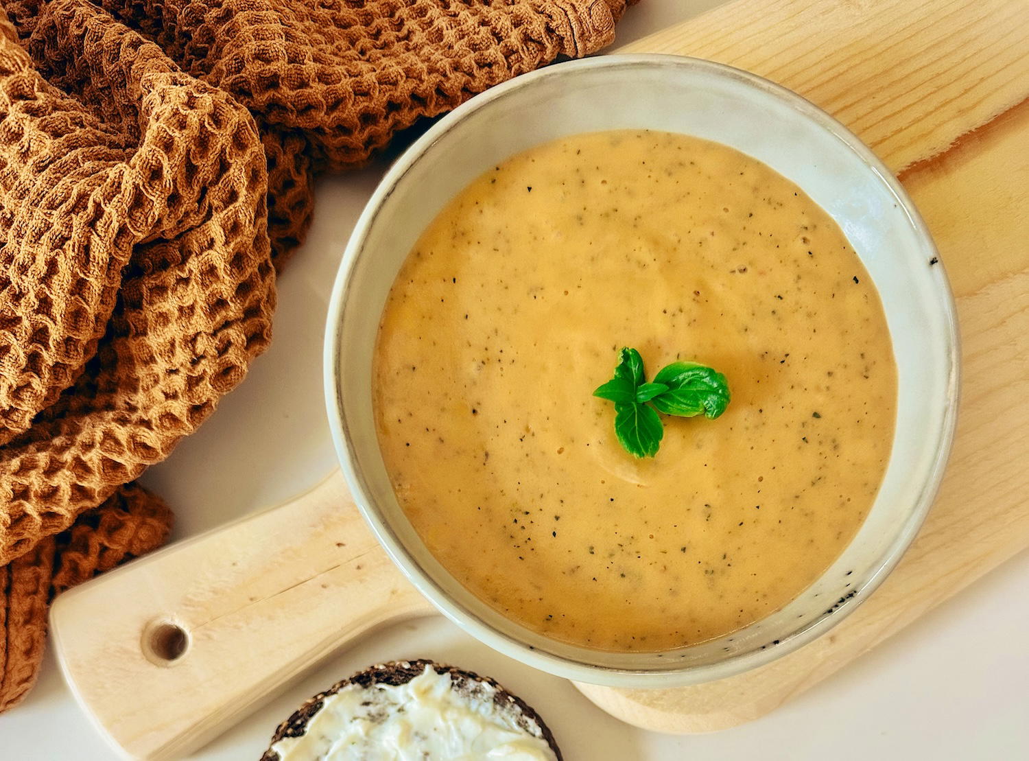 Soupe froide pour bébé : courgette, tomates cerises & basilic (dès 6 mois)