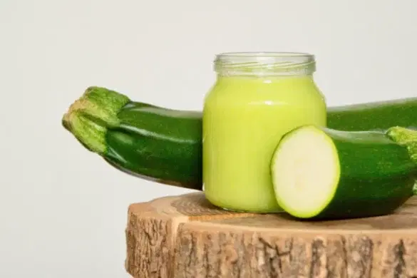 Première purée de courgette pour bébé, texture lisse et fondante